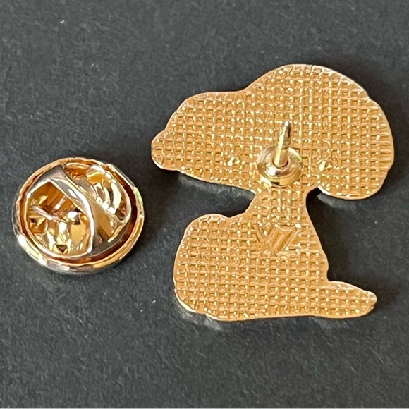 Peanuts Snoopy Pin Brooch - Picture 4 of 4